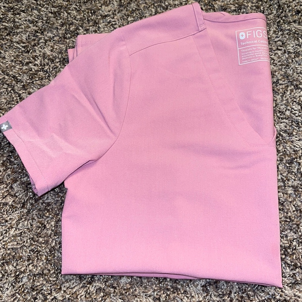 Figs women's Chalk Pink Casma™ - Three-Pocket Scrub Top